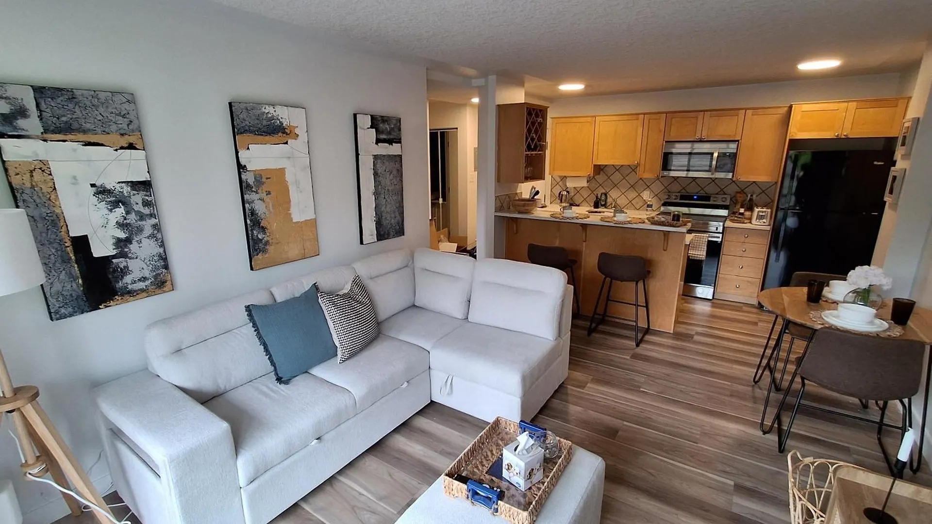 YYC Chic Apt Near Stampede