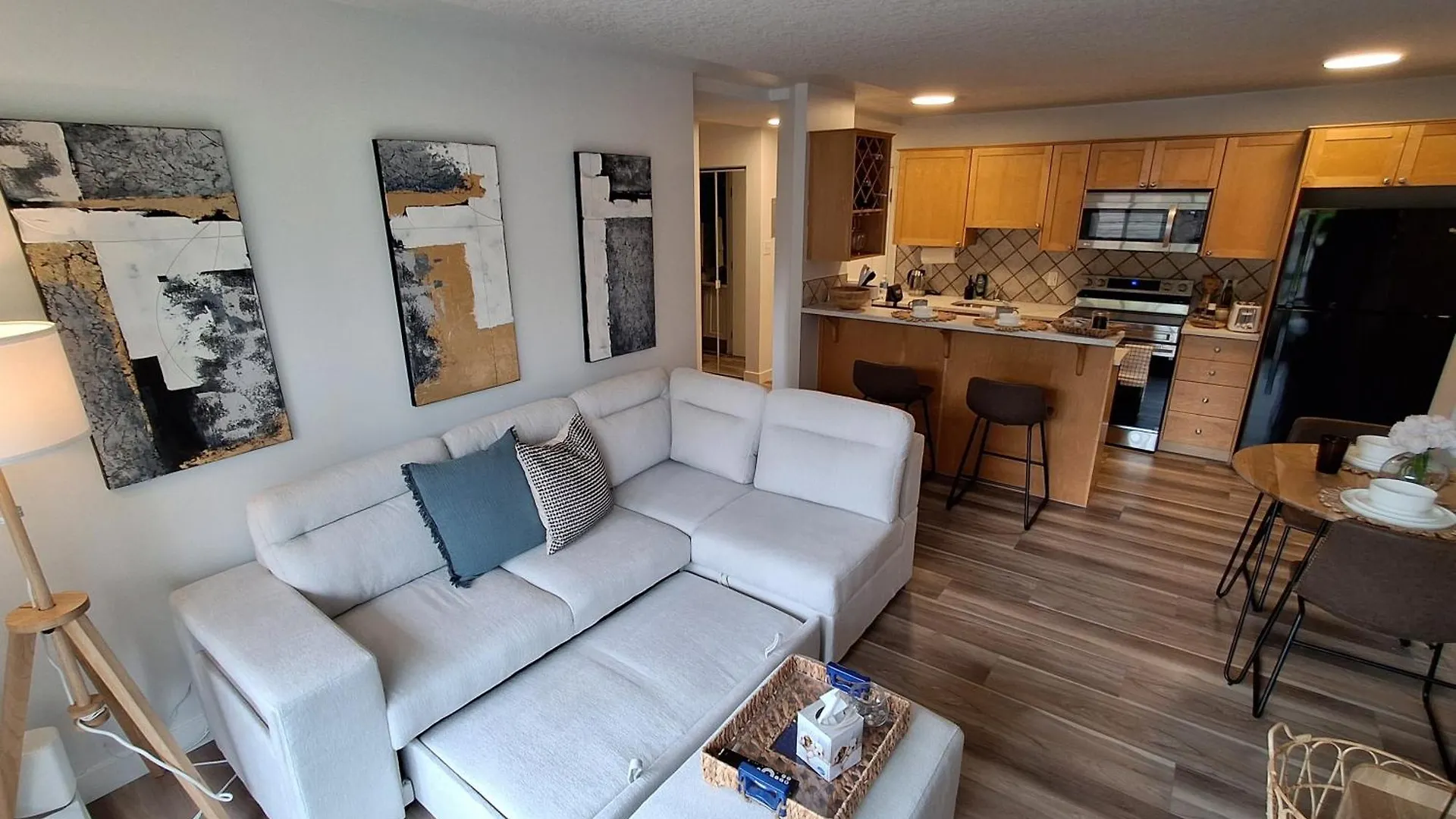 YYC Chic Apt Near Stampede דירה