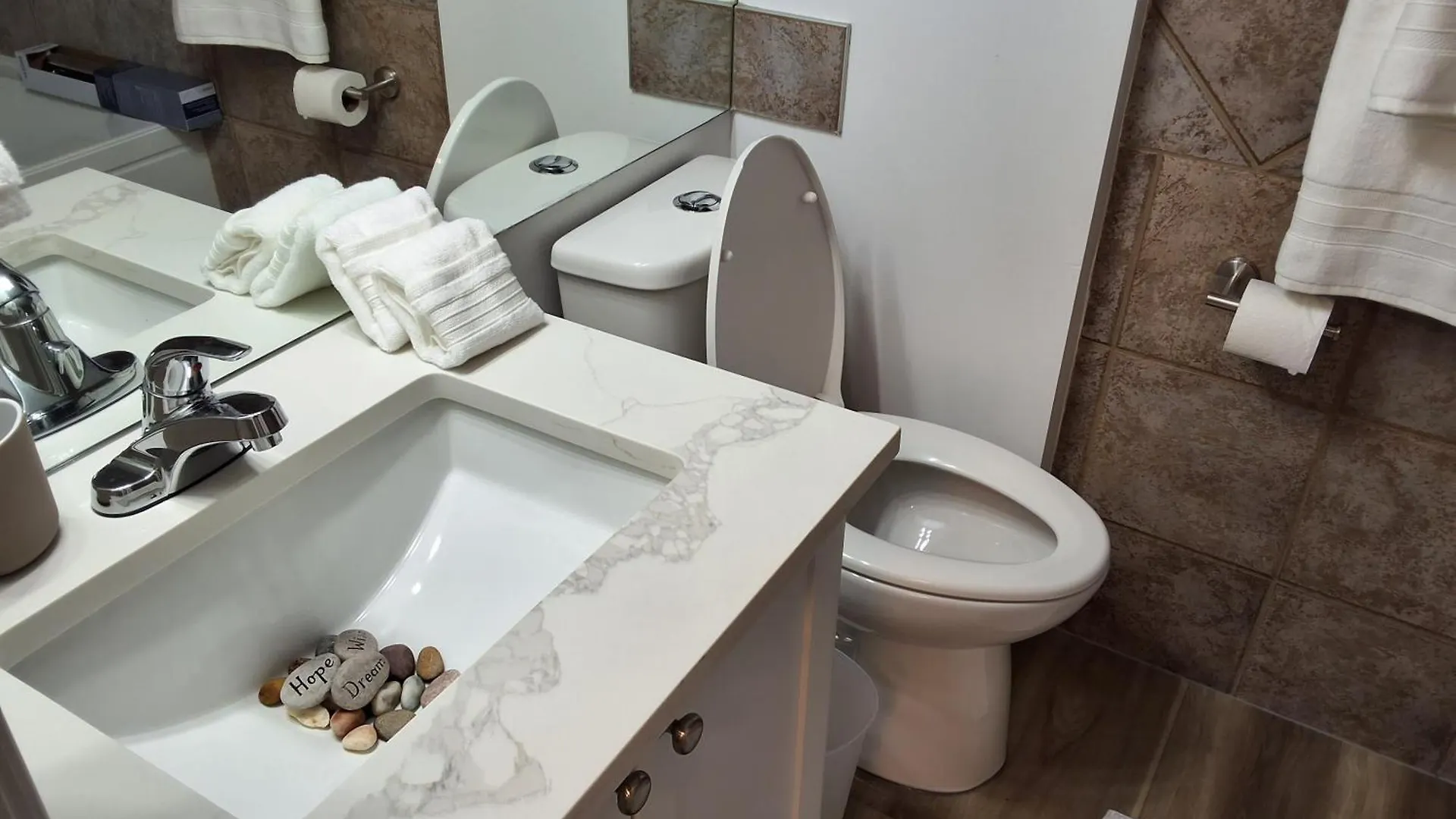 YYC Chic Apt Near Stampede דירה